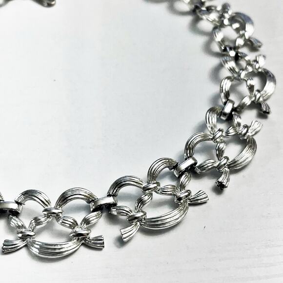 Coro Vintage Textured Bow Mid-Century Collar Necklace - Picture 3 of 8